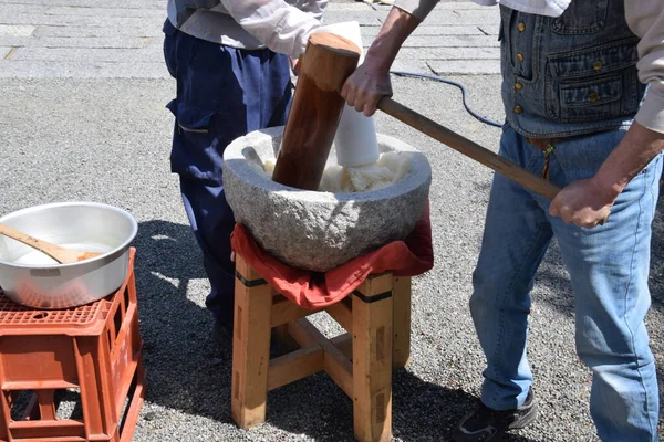 Geleneksel Japon pirinç kekleri (Mochi-tuki) çoğu kez havanda pişirilmiş glutinous pilavı ile tokmakla vurur..