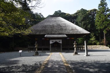 Shizuoka 'nın Kosai şehrindeki' Honkoji Tapınağı 'adlı bir Japon tapınağının manzarası..