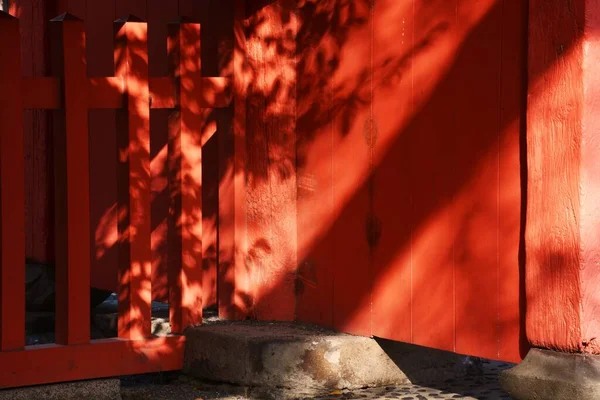 福岡県の田舎にある神社の境内の風景 神社は 日本独特の宗教である神道の信仰に基づく施設であり ほとんどの日本人が参拝に訪れる — ストック写真