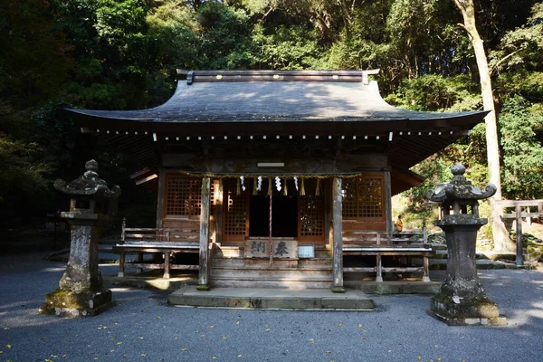 在日本福冈县的农村 神龛是一个以日本特有的神道信仰为基础的设施 大多数日本人都去拜神 — 图库照片