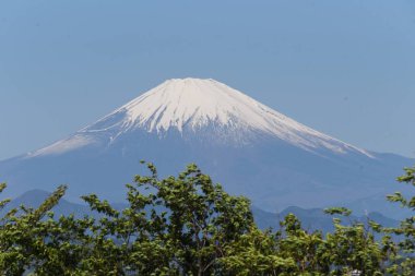 Mt. İlkbaharın sonlarında Fuji karla kaplı..