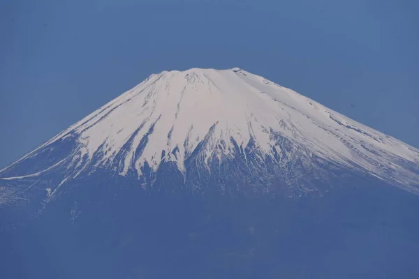 春末的富士被雪覆盖着 — 图库照片