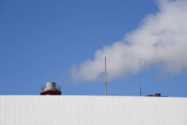 Çöp yakma tesisinin bacasından yükselen duman..