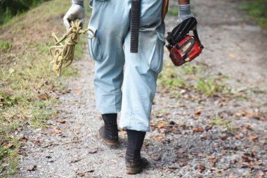 Çevresel düzenleme. Bir akarsu yatağında ağaç kesme işi sahnesi.