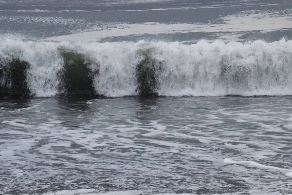 Вид Волны Ударяющиеся Песчаный Пляж — стоковое фото