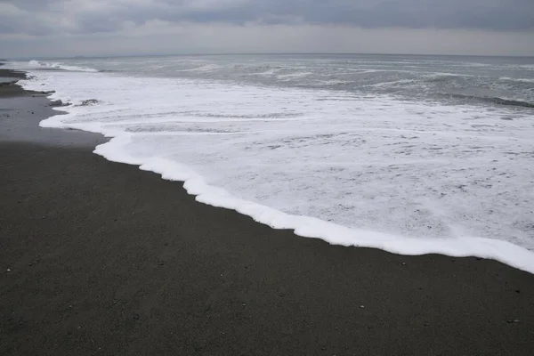 Uma Vista Das Ondas Batendo Contra Praia Arenosa — Fotografia de Stock