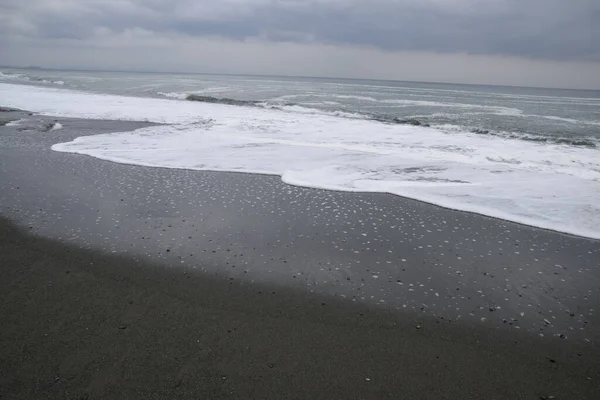 Uma Vista Das Ondas Batendo Contra Praia Arenosa — Fotografia de Stock