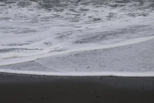 Uma Vista Das Ondas Batendo Contra Praia Arenosa — Fotografia de Stock