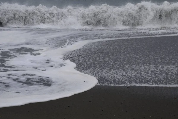 看海浪在沙滩上冲撞的景象 — 图库照片