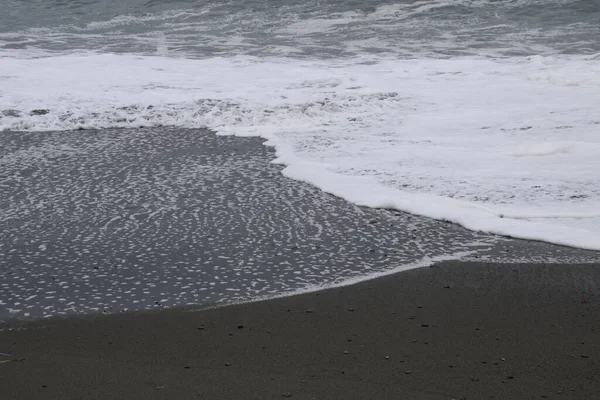 砂浜に打ち寄せる波の景色 — ストック写真