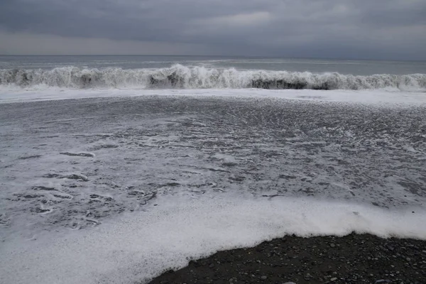 Ein Blick Auf Die Wellen Die Gegen Den Sandstrand Krachen — Stockfoto