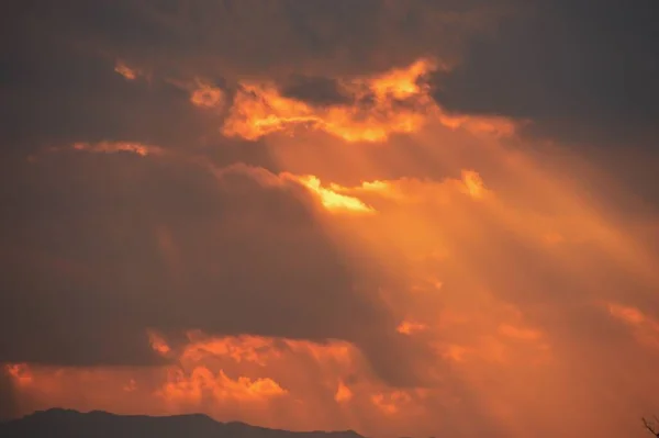 Widok Wschodu Słońca Poruszający Moment Natury Stworzony Przez Słońce Chmury — Zdjęcie stockowe