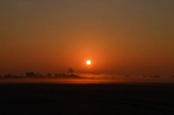 浓雾弥漫的日出 一个美妙时刻的场景 — 图库照片