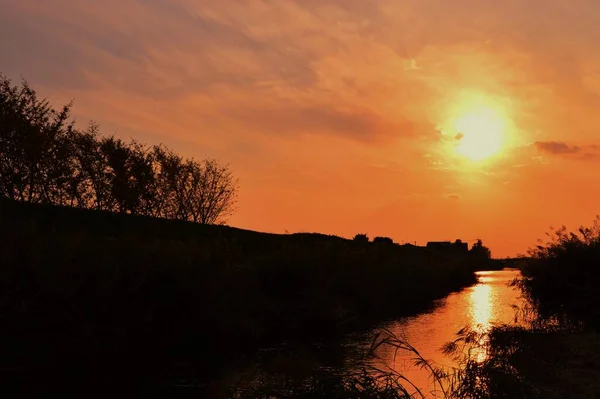 溪流的水面在夕阳西下闪闪发光 自然背景简况 — 图库照片