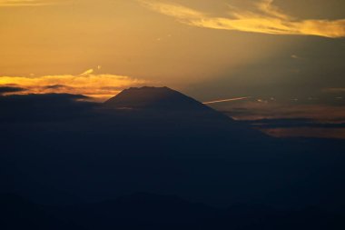 Sonbaharın sonlarında Fuji Dağı manzarası. Kar, Fuji Dağı 'na çok yakışıyor ama son yıllarda yükselen sıcaklıklar ilk karı geciktirdi ve 2025' te 23 Ekim 'di..