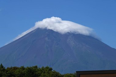 Sonbaharın sonlarında Fuji Dağı manzarası. Kar, Fuji Dağı 'na çok yakışıyor ama son yıllarda yükselen sıcaklıklar ilk karı geciktirdi ve 2025' te 23 Ekim 'di..