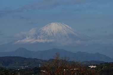 Dağ manzarası. Kışın Fuji. Japonlar için, Mt. Fuji, ilahi olduğu düşünülen özel bir dağdır ve bir dua nesnesidir..