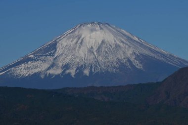 Dağ manzarası. Kışın Fuji. Japonlar için, Mt. Fuji, ilahi olduğu düşünülen özel bir dağdır ve bir dua nesnesidir..