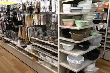 Japonya 'da 100 yen' e her şeyi satın alabileceğiniz dükkanlar var (vergi hariç) ve yabancı turistler arasında çok popülerler..