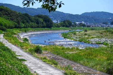 Sakawa Nehri Fuji Dağı eteklerinden Odawara 'daki Sagami Körfezi' ne akar ve tatlı balık tutmak ve kuş gözlemlemek gibi etkinliklerin keyfini çıkarabileceğiniz güzel bir nehirdir..