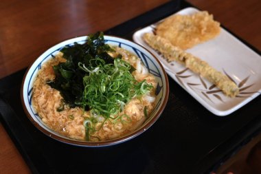 Japon mutfağı, Soba ve Udon. Bu erişteler Japon halkı arasında uzun zamandır popüler ve artık yabancı turistler arasında da popüler..