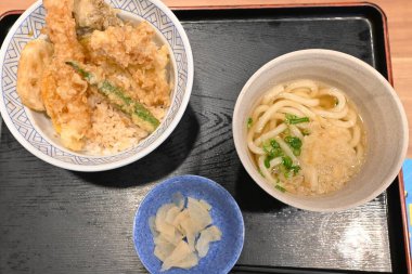 Japon mutfağı, Soba ve Udon. Bu erişteler Japon halkı arasında uzun zamandır popüler ve artık yabancı turistler arasında da popüler..