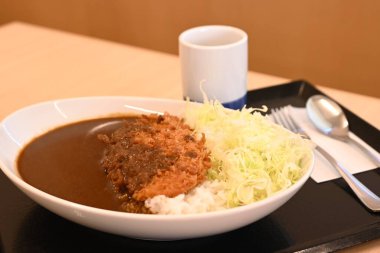 Japon yemeği olan domuz pirzolası (Tonkatsu), yabancı turistler arasında da popüler olup, sofra yemekleri, domuz pirzolası (katsudon) ve domuz pirzolası (katsu köri) bulunur.).