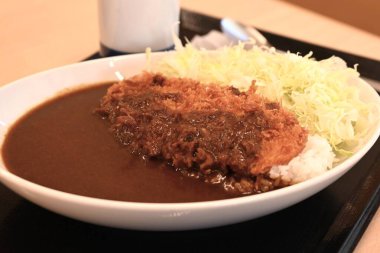 Japon yemeği olan domuz pirzolası (Tonkatsu), yabancı turistler arasında da popüler olup, sofra yemekleri, domuz pirzolası (katsudon) ve domuz pirzolası (katsu köri) bulunur.).