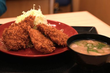 Japon yemeği olan domuz pirzolası (Tonkatsu), yabancı turistler arasında da popüler olup, sofra yemekleri, domuz pirzolası (katsudon) ve domuz pirzolası (katsu köri) bulunur.).