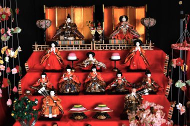 Japon Hinamatsuri (Bebek Festivali). Kızların büyümesi ve mutluluğu için dua eden Hinamatsuri 'de çeşitli Hina bebekleri sergileniyor..