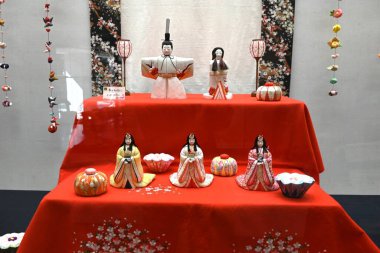 Japon Hinamatsuri (Bebek Festivali). Kızların büyümesi ve mutluluğu için dua eden Hinamatsuri 'de çeşitli Hina bebekleri sergileniyor..