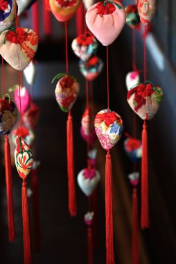 Japon Hinamatsuri (Bebek Festivali). Kızların büyümesi ve mutluluğu için dua eden Hinamatsuri 'de çeşitli Hina bebekleri sergileniyor..