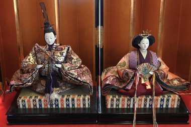 Japon Hinamatsuri (Bebek Festivali). Kızların büyümesi ve mutluluğu için dua eden Hinamatsuri 'de çeşitli Hina bebekleri sergileniyor..