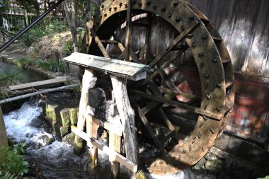 Japon su değirmeni. Bu tesis su enerjisi kullanılarak buğday ve diğer tahılları öğütmek için kullanıldı ve şimdi tarihi bir miras ve turizm merkezi olarak korunuyor..