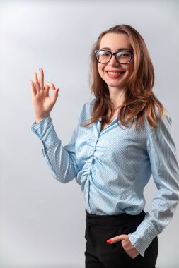 Beyaz arka planda mavi gömlekli esmer kadın. duygular.