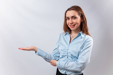 Gülümseyen iş kadını elini yanında tutuyor.