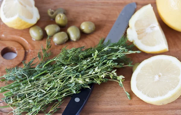 Thyme and lemon with olive for fish — Stock Photo, Image