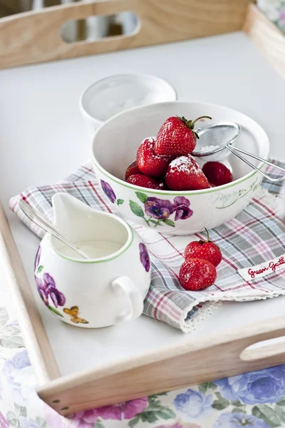 Romantisch ontbijt met aardbei Stockfoto