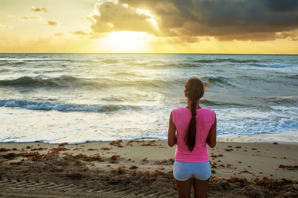 Vrouw genieten van uitzicht op de prachtige oceaan — Stockfoto