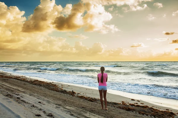 Женщина наслаждается прекрасным видом на океан — стоковое фото