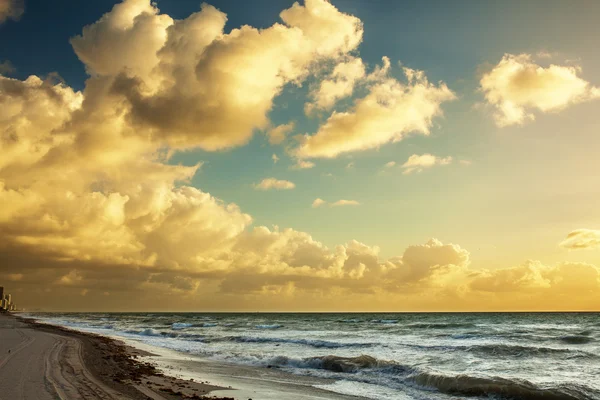 Solnedgång på stranden — Stockfoto