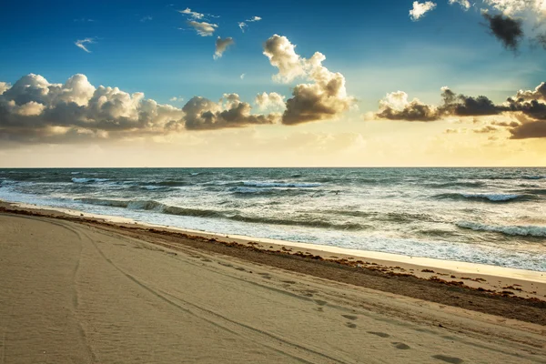 Solnedgång på stranden — Stockfoto