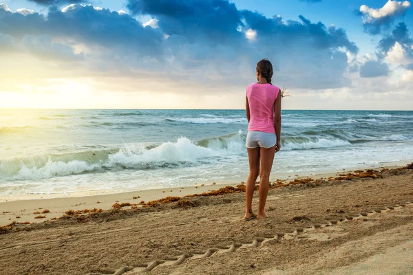 Mulher desfrutando bela vista para o mar — Fotografia de Stock