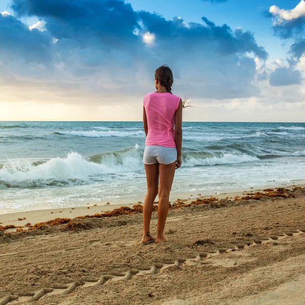 Nő élvezi a gyönyörű kilátással az óceánra — Stock Fotó