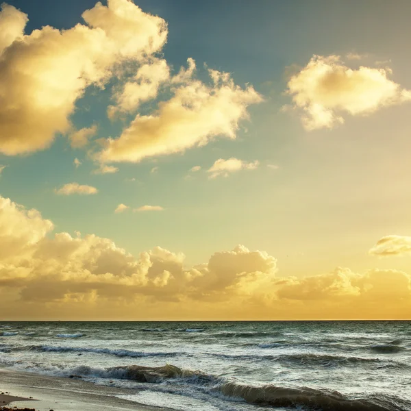 Solnedgång på stranden — Stockfoto