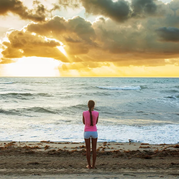 Жінка насолоджується прекрасним видом на океан — стокове фото