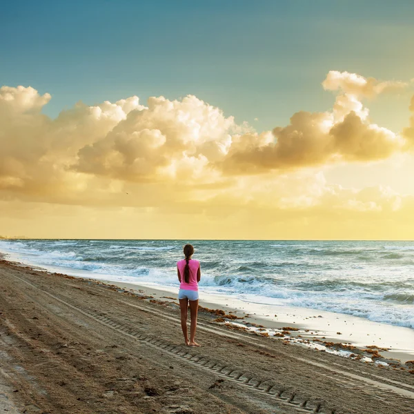 Kvinna som njuter av vackra havsutsikt — Stockfoto