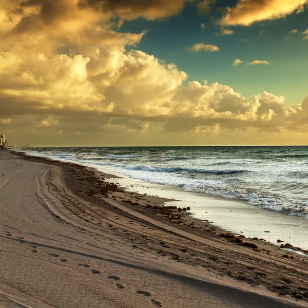 Solnedgång på stranden — Stockfoto