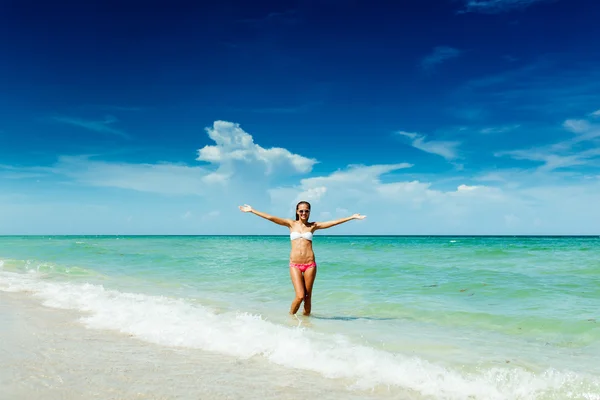 Meisje permanent op het strand — Stockfoto