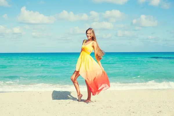 Flicka poserar på stranden — Stockfoto